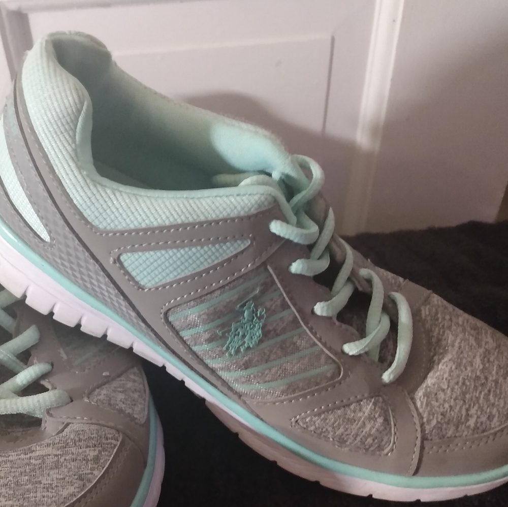 Athletic shoes sneaker
